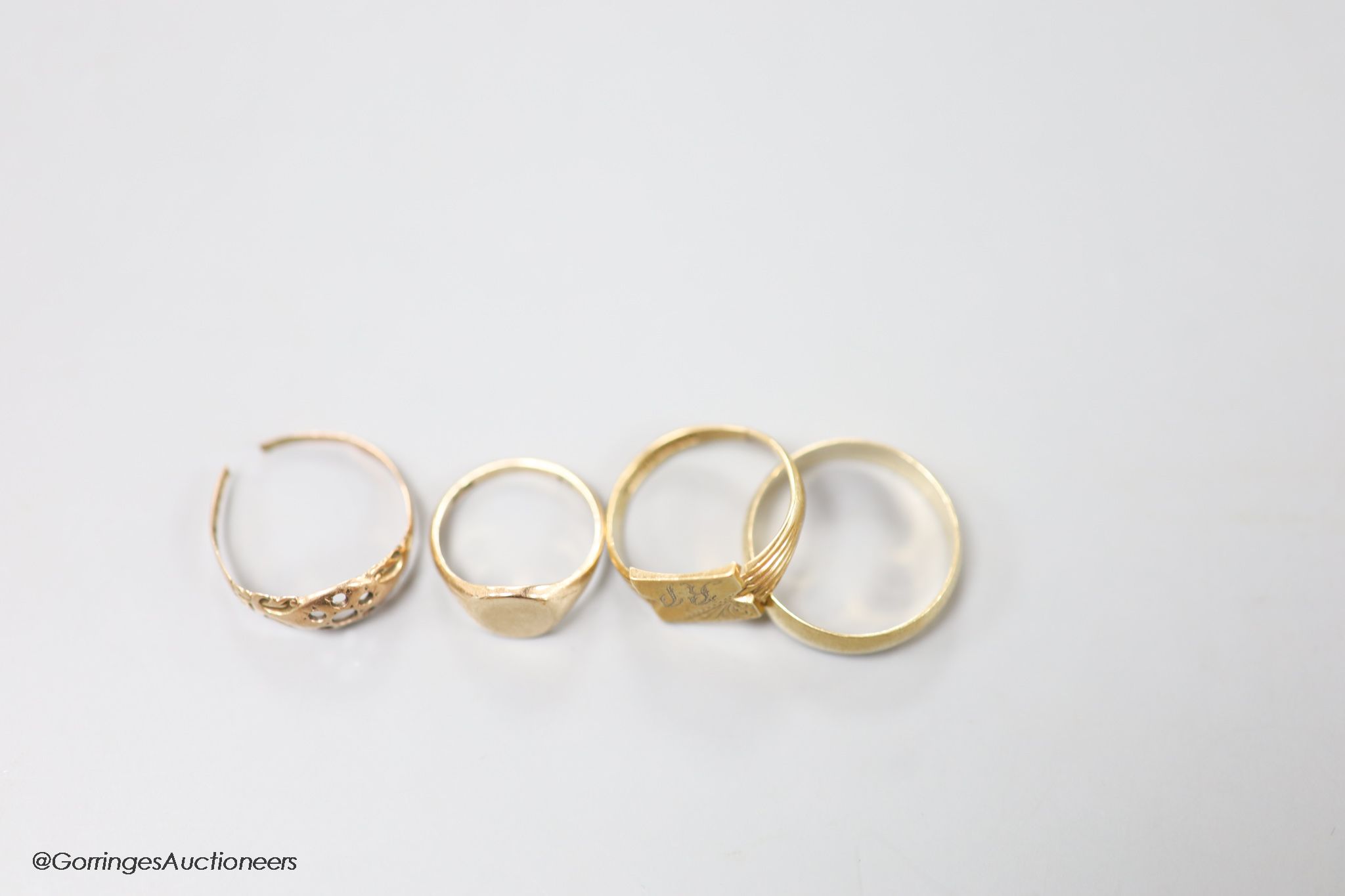 Four assorted modern 9ct gold rings including two signet rings, 11 grams (one cut).